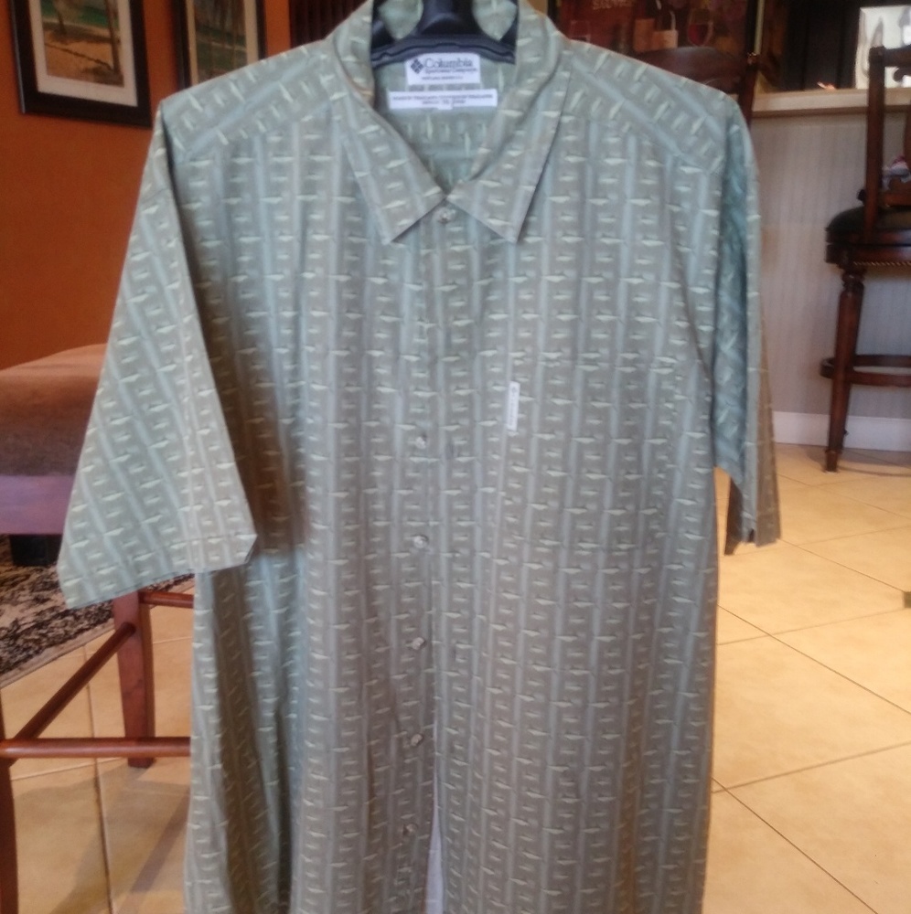 A mens Columbia Fishing Shirt